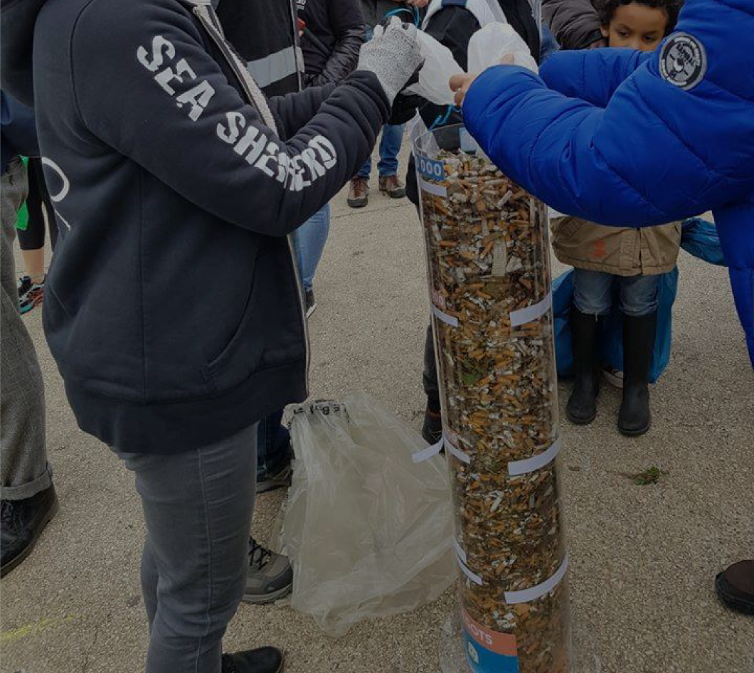Tube Gradué pour Ramassage de Mégots en Plexiglas Tube gradué en plexiglas pour le ramassage de mégots avec stickers inclus