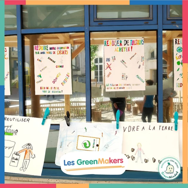 🌿Exposition Zéro-Déchet à l’école Louis Pradel (Lyon) suite à notre sensibilisation !Grâce à l’intervention de Wendy, animatrice bénévole, les élèves ont notamment découvert la pollution plastique et la règle des 5 R pour mieux gérer leurs déchets.Et parce qu’il y a plein de choses à dire, ils et elles ont préparé une expo pour sensibiliser leurs parents !Des idées, de la créativité et beaucoup d’envie de changer les choses 💚
Bravo les enfants ! Et un grand merci à Wendy et à l'équipe enseignante 🙂Déjà 13 00 élèves sensibilisés de cette façon, rien que cette année dans toute la France🥳