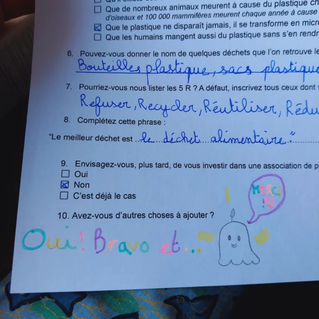 🌱 [BEST OF QUESTIONNAIRES ÉLÈVES] 🌱Deux mois après chaque sensibilisation, les enfants remplissent un petit questionnaire anonyme 📝
Le but ? Voir ce qu’ielles ont retenu, si des comportements ont changé à la maison 🏡 et mesurer notre réel impact 💚Et parfois… les réponses sont juste adorables (et hilarantes 😅) !👉 Quel est le meilleur déchet ?
➡️ « oquin » ou « le trognon de pome » 🍏👉 Avez-vous quelque chose à ajouter ?
➡️ « on va se manger une pizza ? » 🍕👉 Quels déchets trouve-t-on le plus dans l’océan ?
➡️ « les cures-dents » 🌊🦷Ces centaines de réponses nous donnent le sourire 😍 et beaucoup d’espoir pour l’avenir 🌍.
Les enfants sont ultra-sensibles à ces thématiques et déjà prêt·es à devenir les acteur·rices de demain 💪✨.C’est pour ça que chez GreenMinded, on continue notre mission : sensibiliser gratuitement partout en France !💡 Vous voulez rejoindre l’aventure ?
➡️ Demander une intervention dans votre établissement 🎒 : https://www.greenminded.fr/intervention-scolaire/➡️ Devenir animateur·rice bénévole 🌟 : https://www.greenminded.fr/devenir-animateur-benevole/➡️ Nous soutenir 💚 : https://www.helloasso.com/associations/greenminded
