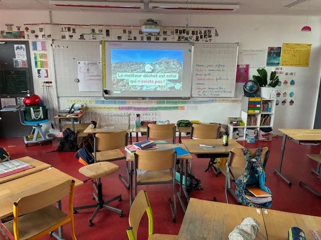 [PHOTO DU JOUR] 🌿Aujourd’hui, dernière intervention du mois à Issy-les-Moulineaux : une sensibilisation sur la réduction et la gestion des déchets + la pollution plastique, mené avec brio auprès des élèves ! 😊
Un immense merci à Stéphane, notre animateur bénévole, pour son engagement👏📍 Bilan du mois dans cette école : 154 élèves sensibilisés.🙏 Nos interventions sont gratuites : pour continuer à agir dans les écoles, on a besoin de vous.➡️ Faire un don (HelloAsso) :  https://www.helloasso.com/associations/greenminded➡️ Rejoindre notre communauté d’animateurs·rices bénévoles partout en France :  https://www.greenminded.fr/devenir-animateur-benevole/#Education #RéductionDesDéchets #PollutionPlastique